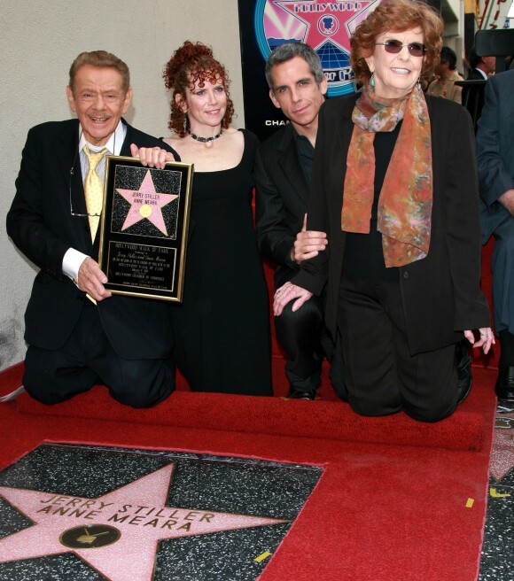 BLE HEDRET: Her er Jerry Stiller avbildet med datteren Amy Stiller, sønnen Ben Stiller og kona Anne Meara i 2007, da han og kona ble hedret med en felles stjerne på Hollywood Walk of Fame. Foto: NTB Scanpix BLE HEDRET: Her er Jerry Stiller avbildet med datteren Amy Stiller, sønnen Ben Stiller og kona Anne Meara i 2007, da han og kona ble hedret med en felles stjerne på Hollywood Walk of Fame. Foto: NTB Scanpix